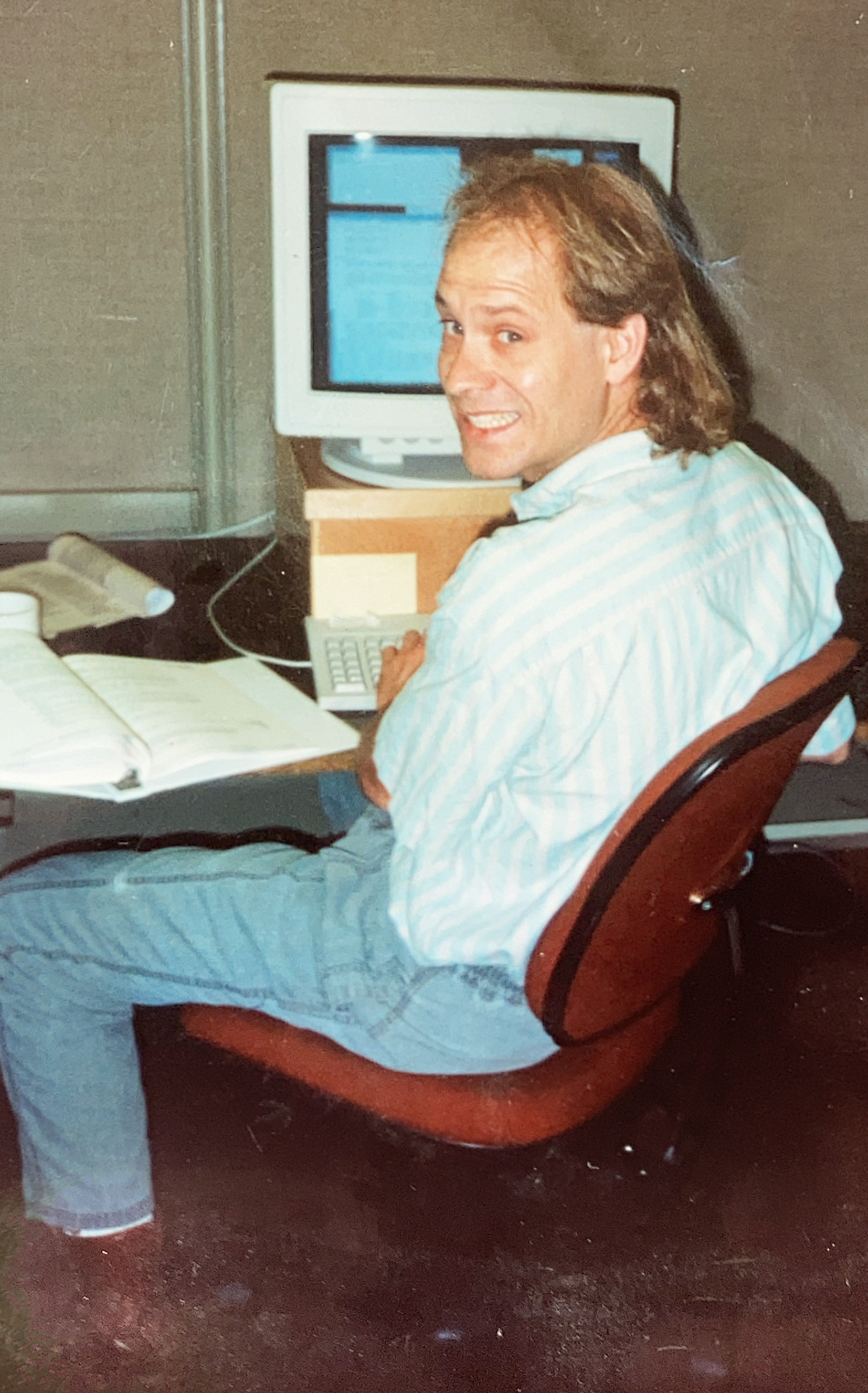 1992 Wes Bethel at computer in cubicle at Berkeley Lab