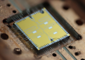 SetWidth230 Qubit chip e1462807428938